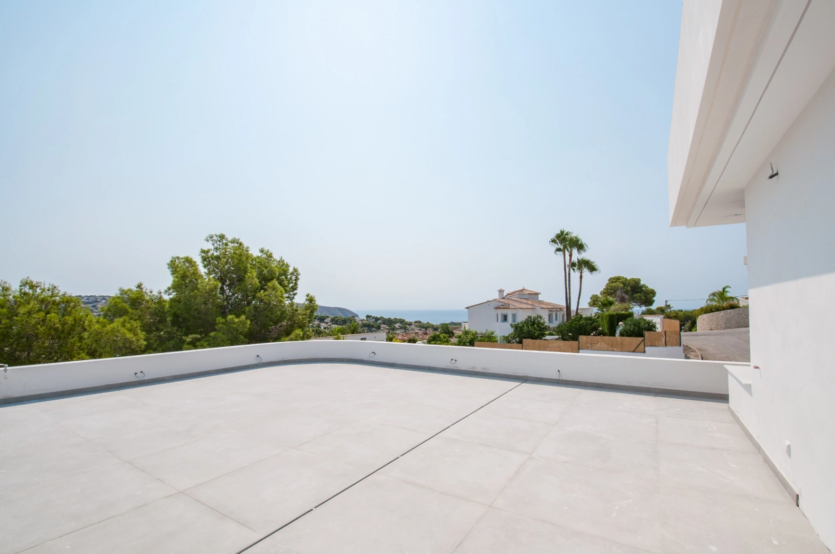 Impresionante villa con vistas abiertas a las montañas y al mar.