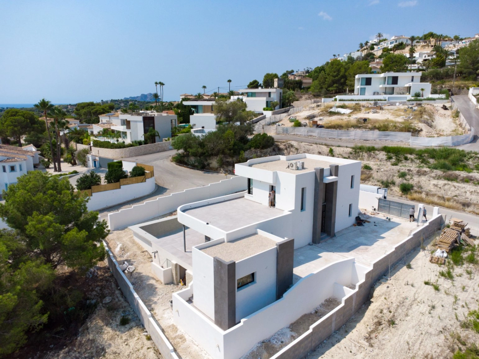 Impresionante villa con vistas abiertas a las montañas y al mar.