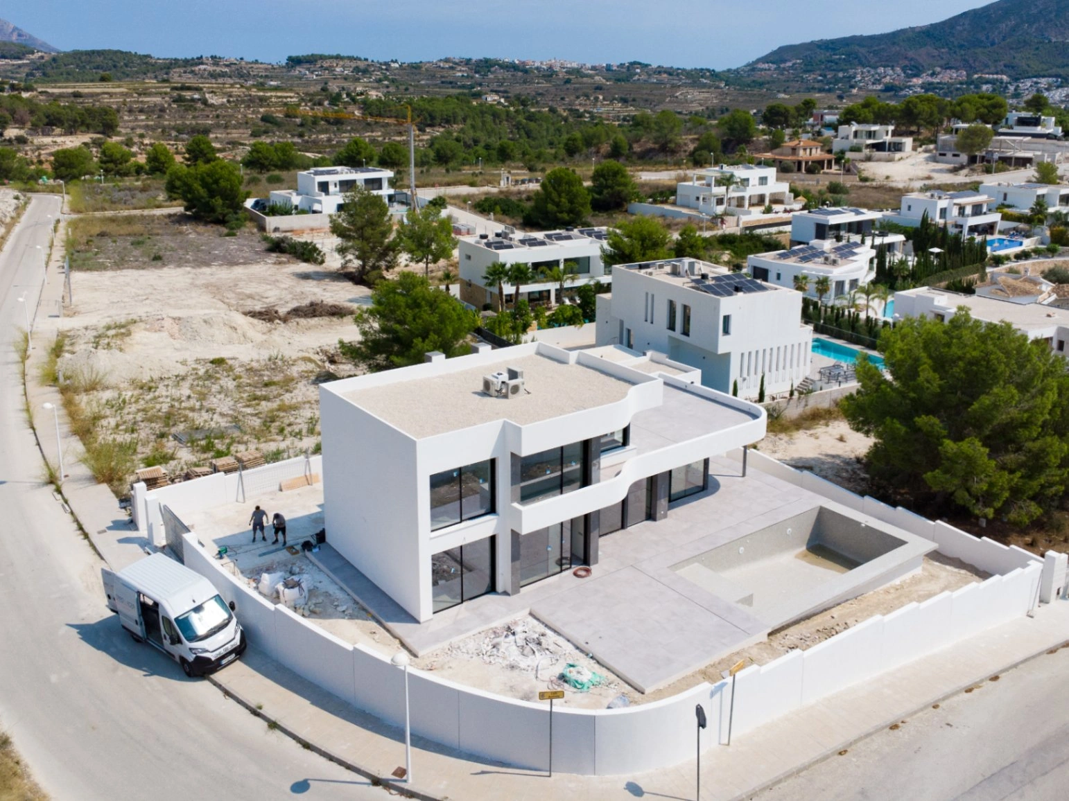 Impresionante villa con vistas abiertas a las montañas y al mar.