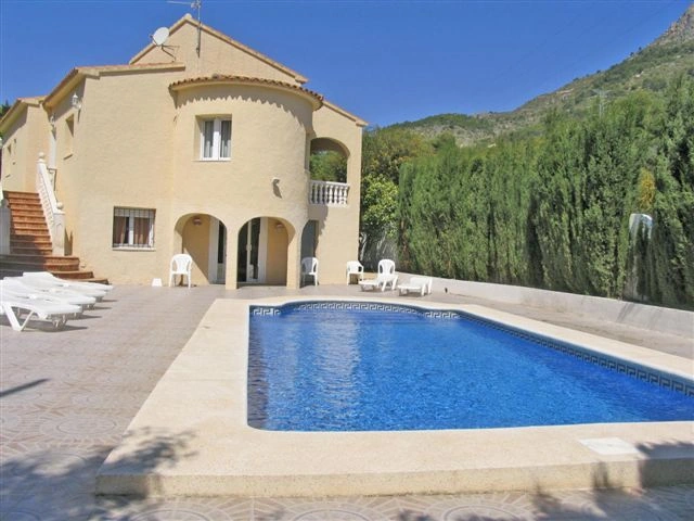 VILLA IN CALPE MIT FREIEM BLICK
