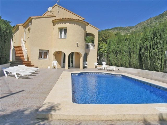 VILLA IN CALPE MIT FREIEM BLICK