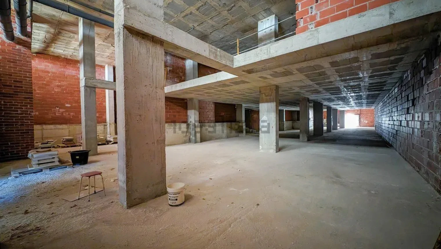 COMMERCIAL PREMISES AT STREET LEVEL