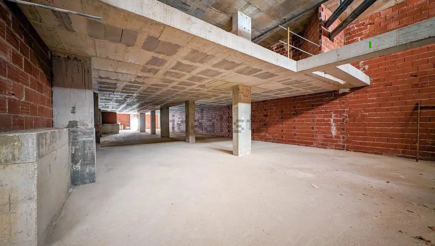 COMMERCIAL PREMISES AT STREET LEVEL