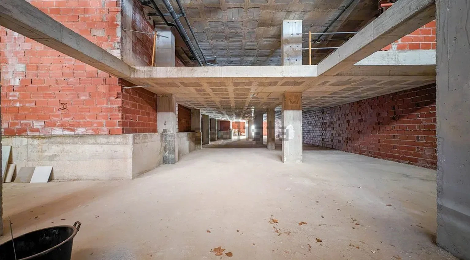 COMMERCIAL PREMISES AT STREET LEVEL