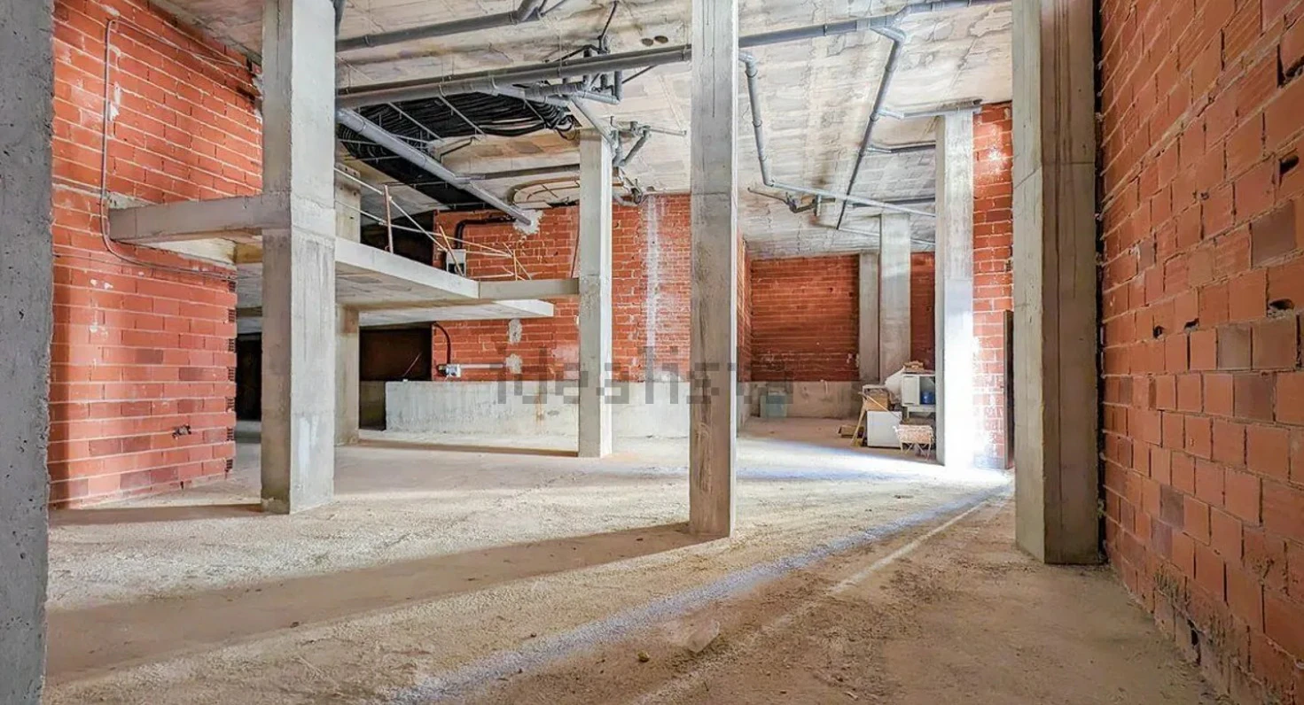 COMMERCIAL PREMISES AT STREET LEVEL
