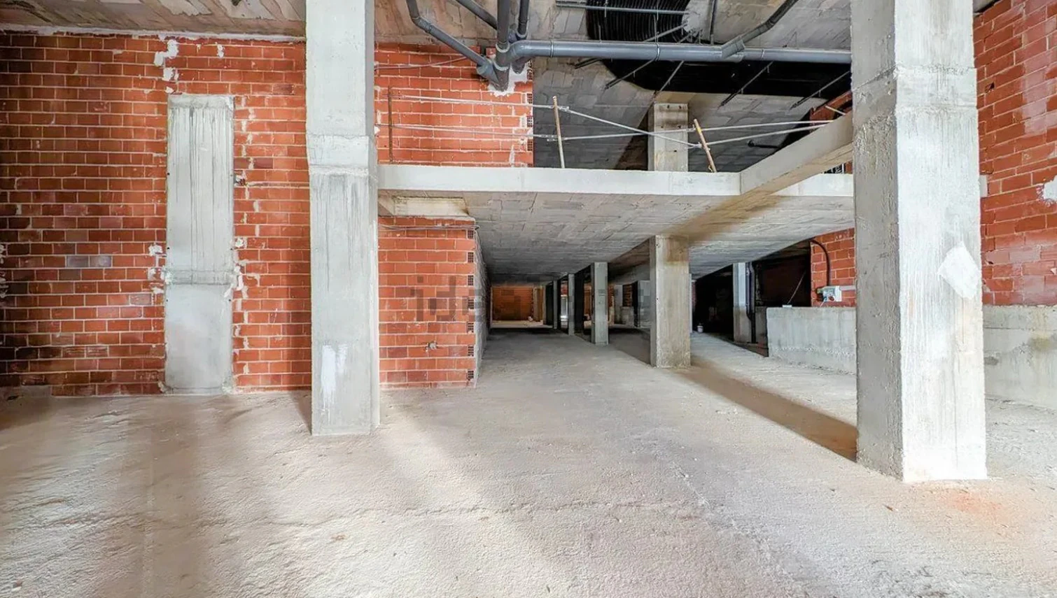 COMMERCIAL PREMISES AT STREET LEVEL