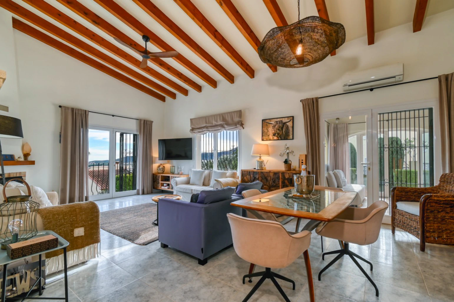 Villa en Benitachell con piscina, vistas al mar y energía solar