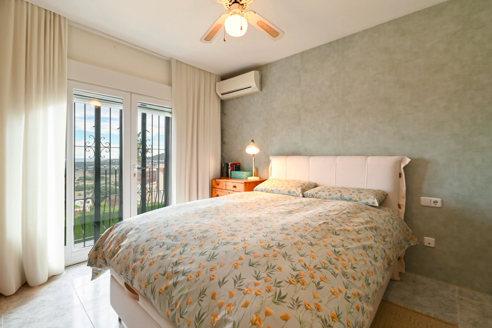Villa en Benitachell con piscina, vistas al mar y energía solar