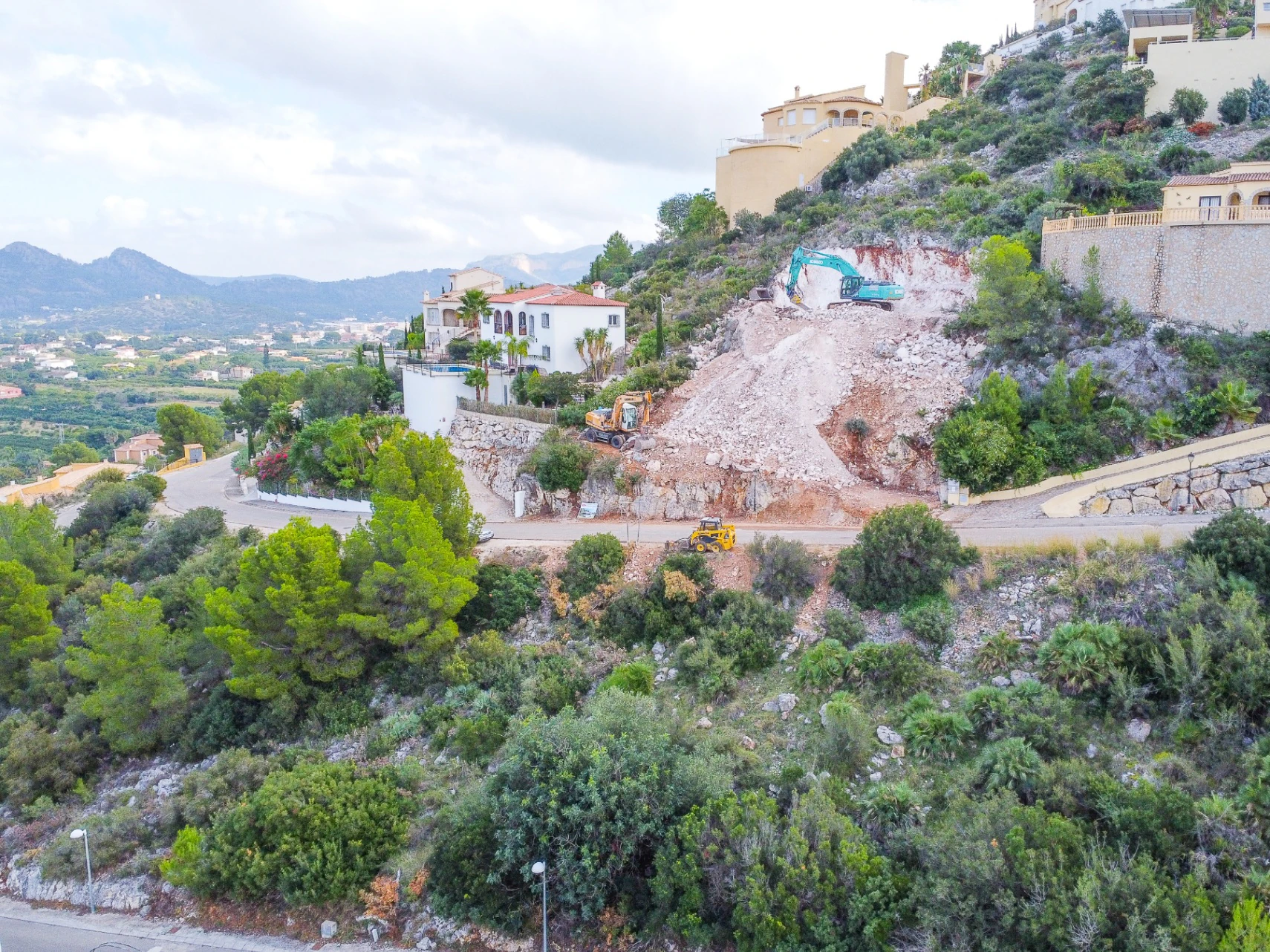 Moderna villa de diseño al estilo de Ibiza en Pedreguer con vistas panorámicas a la montaña.