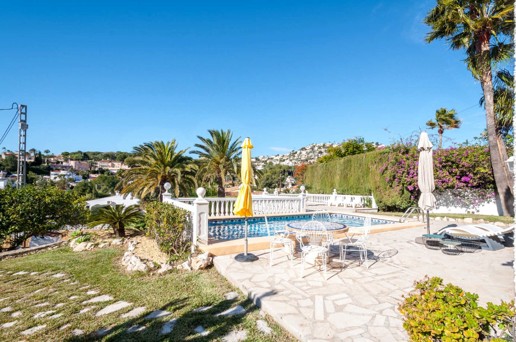 Villa mediterránea orientada al suroeste en Benissa cerca del campo de golf San Jaime.