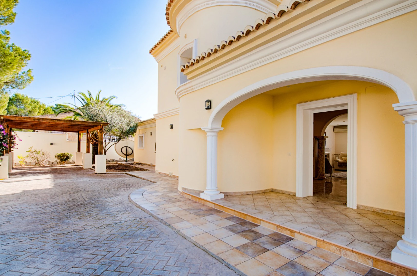 Gran villa elegante con vistas al mar en venta en Moraira