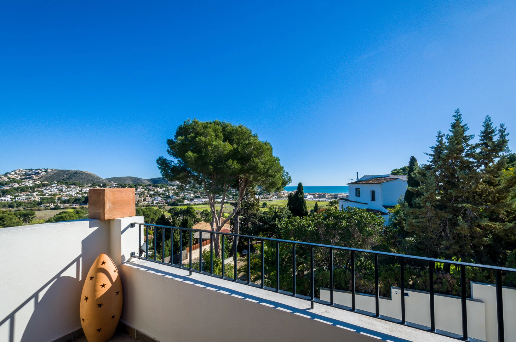 Villa con Vista al Mar en Venta en Moraira a Distancia Caminando de la Playa