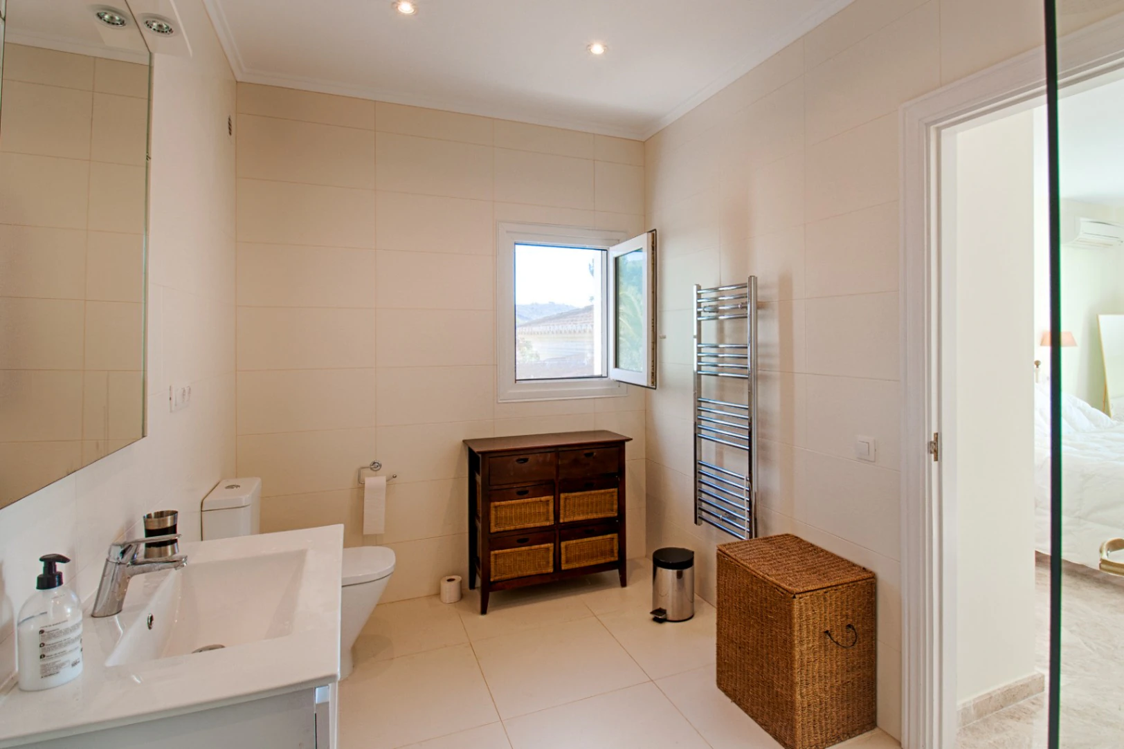 Gran villa elegante con vistas al mar en venta en Moraira