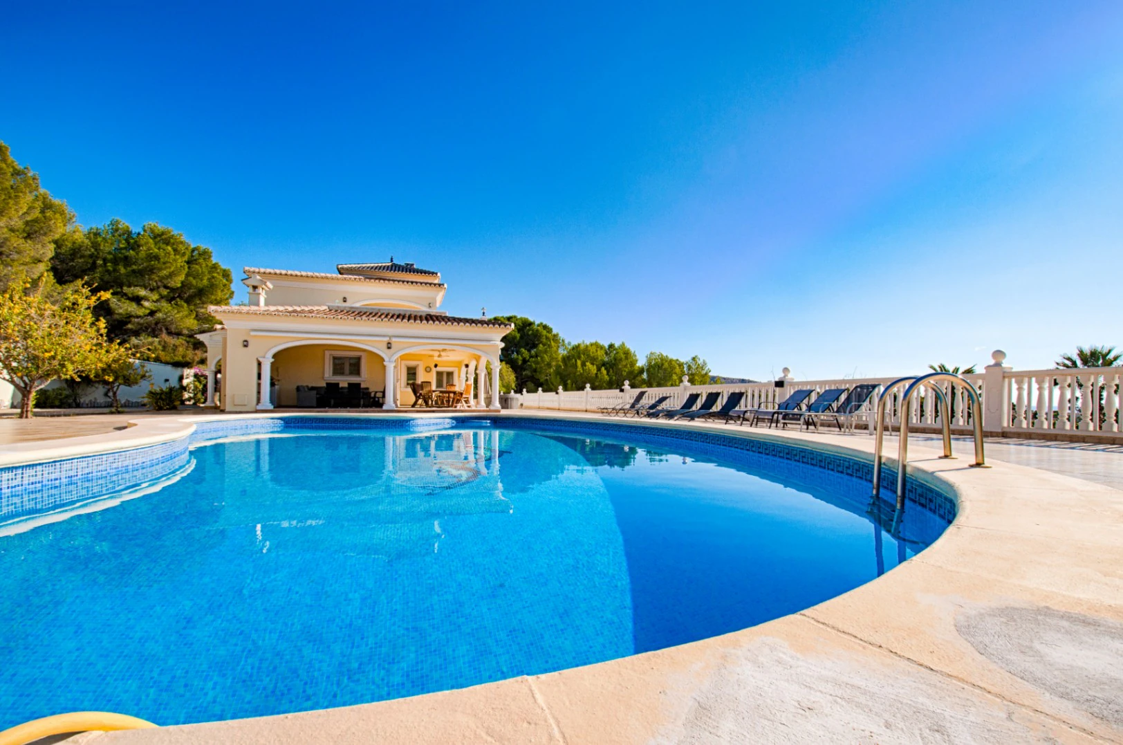 Gran villa elegante con vistas al mar en venta en Moraira