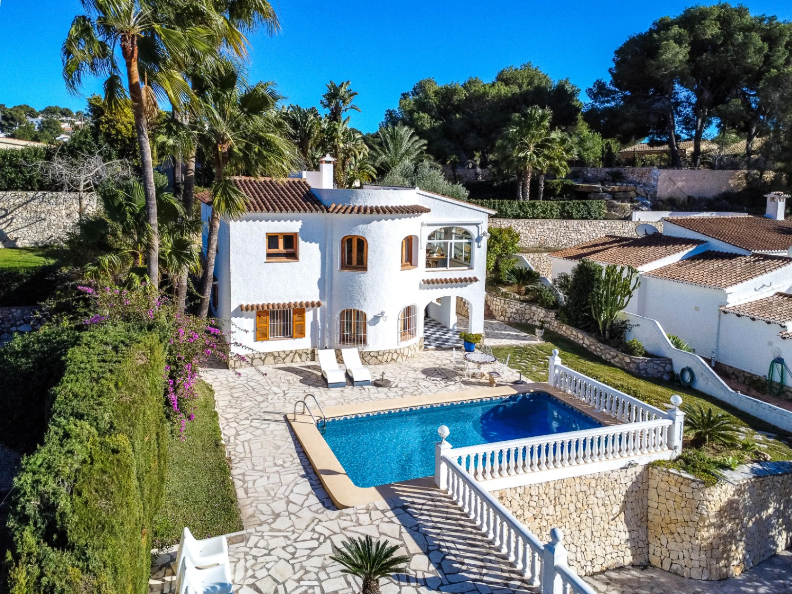 Villa mediterránea orientada al suroeste en Benissa cerca del campo de golf San Jaime.