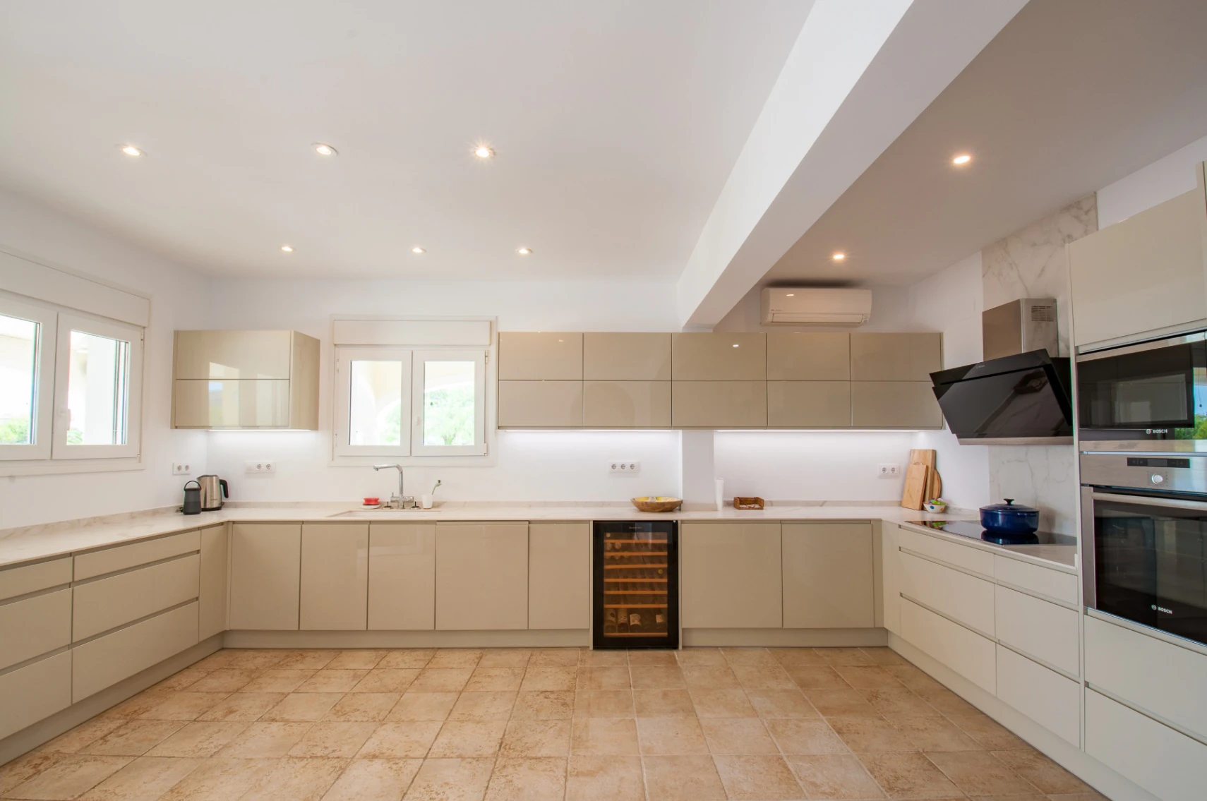 Gran villa elegante con vistas al mar en venta en Moraira