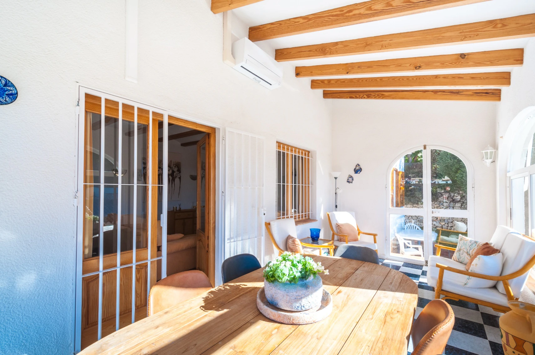 Villa mediterránea orientada al suroeste en Benissa cerca del campo de golf San Jaime.