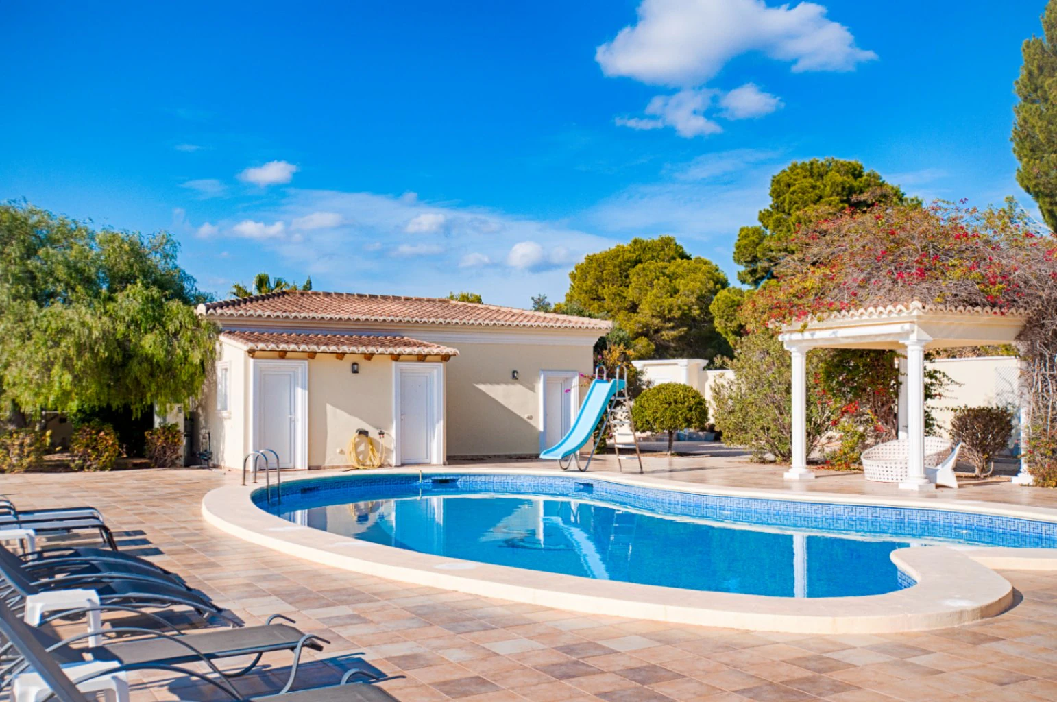 Gran villa elegante con vistas al mar en venta en Moraira