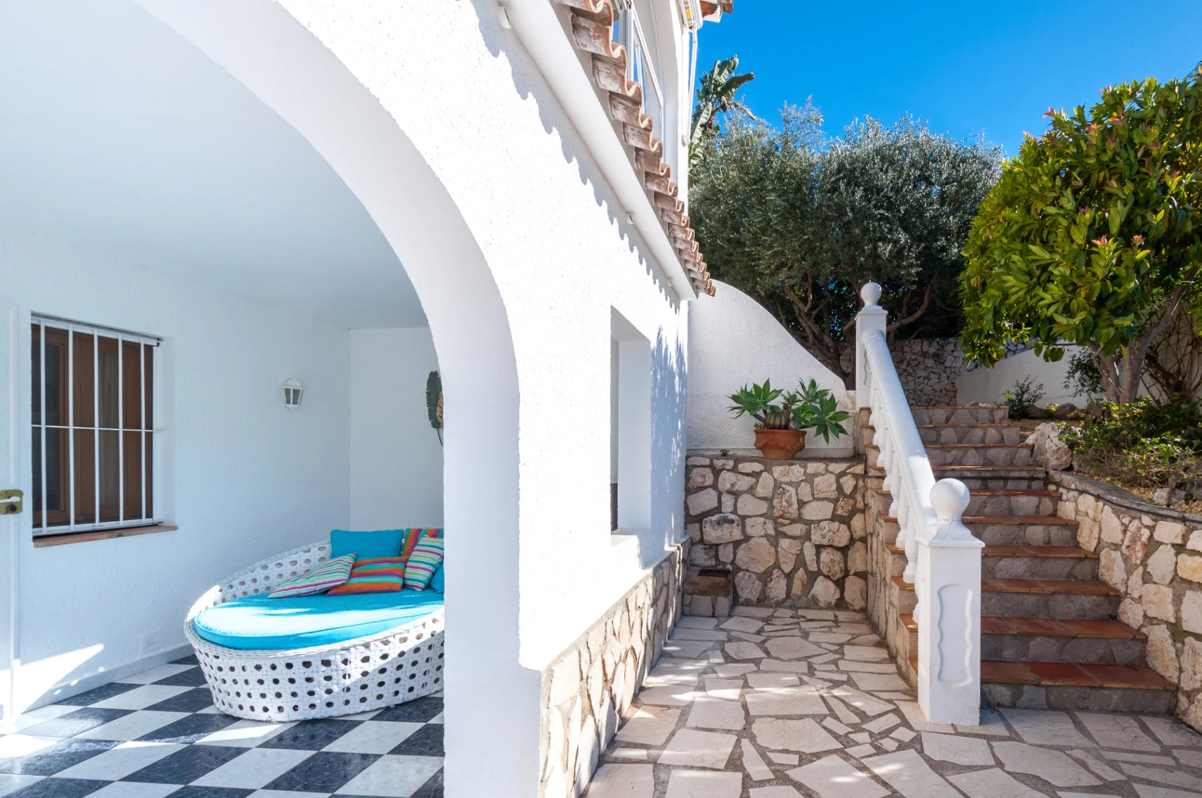 Villa mediterránea orientada al suroeste en Benissa cerca del campo de golf San Jaime.