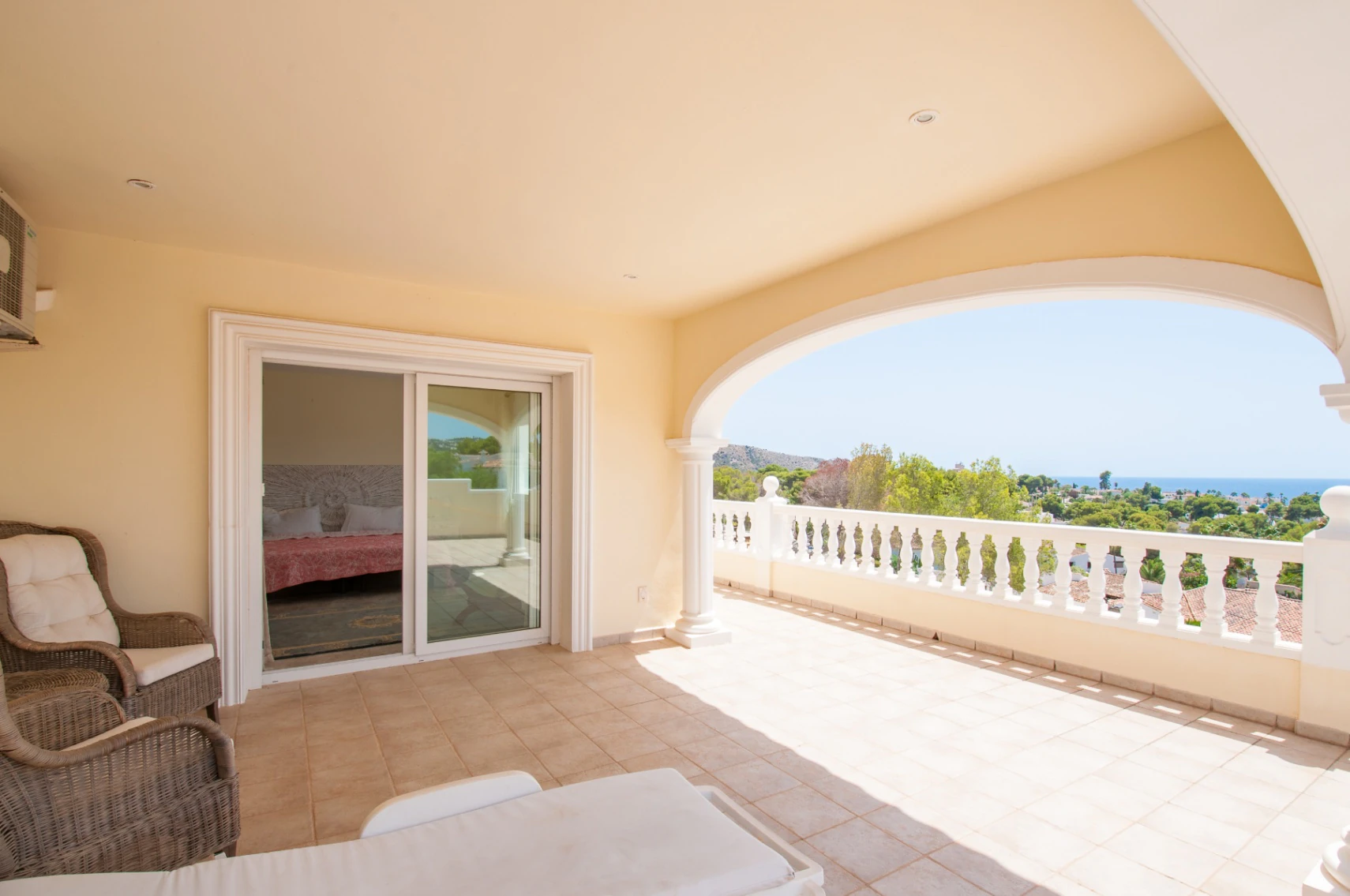 Gran villa elegante con vistas al mar en venta en Moraira