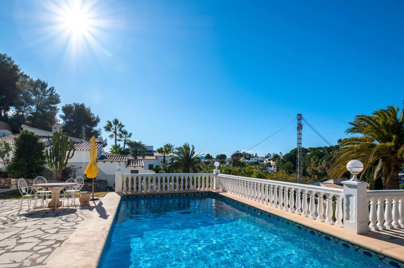 Villa mediterránea orientada al suroeste en Benissa cerca del campo de golf San Jaime.