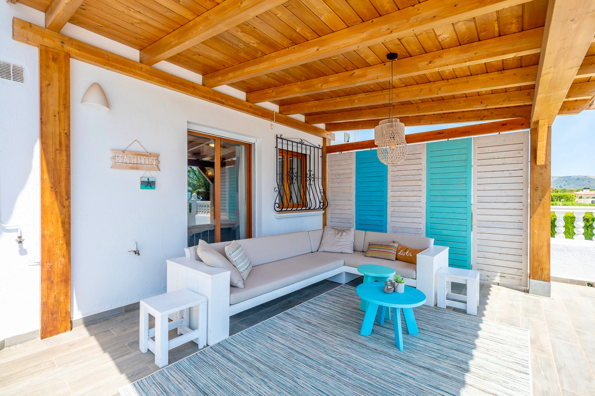 Exclusiva, moderna y completamente renovada villa con vistas panorámicas al mar en venta en Moraira – ubicación privilegiada cercana al centro y la playa.