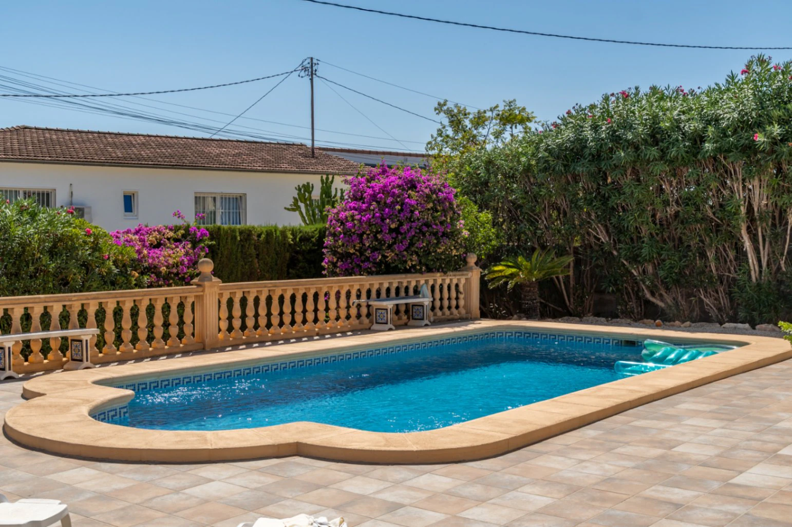 Magnifique villa avec piscine privée sur un terrain plat, avec vue sur la mer et un espace extérieur parfait pour profiter du mode de vie espagnol.