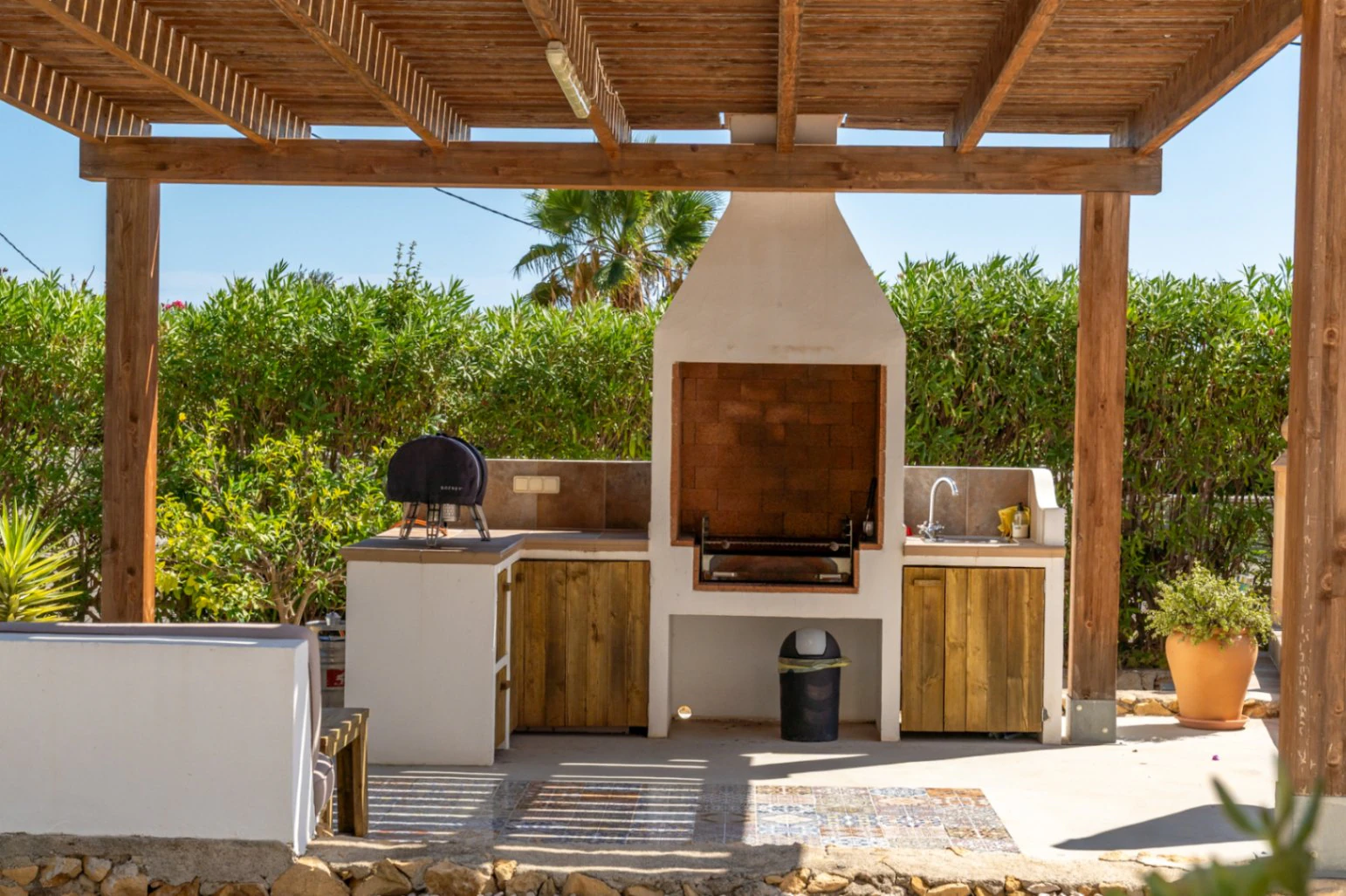 Magnifique villa avec piscine privée sur un terrain plat, avec vue sur la mer et un espace extérieur parfait pour profiter du mode de vie espagnol.