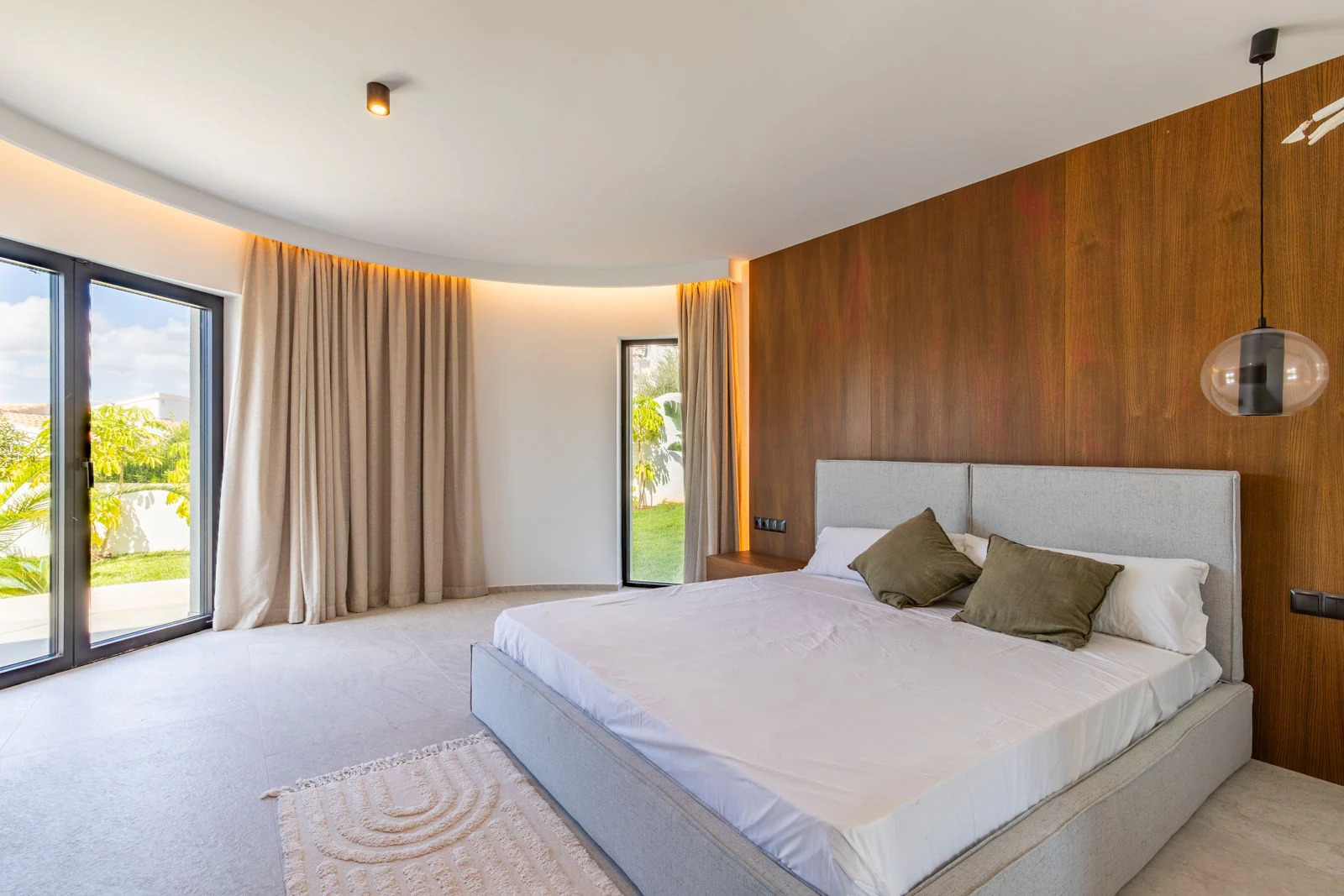 Mediterranean villa with high-end luxury finishes and sea views, just 5 minutes from Moraira.