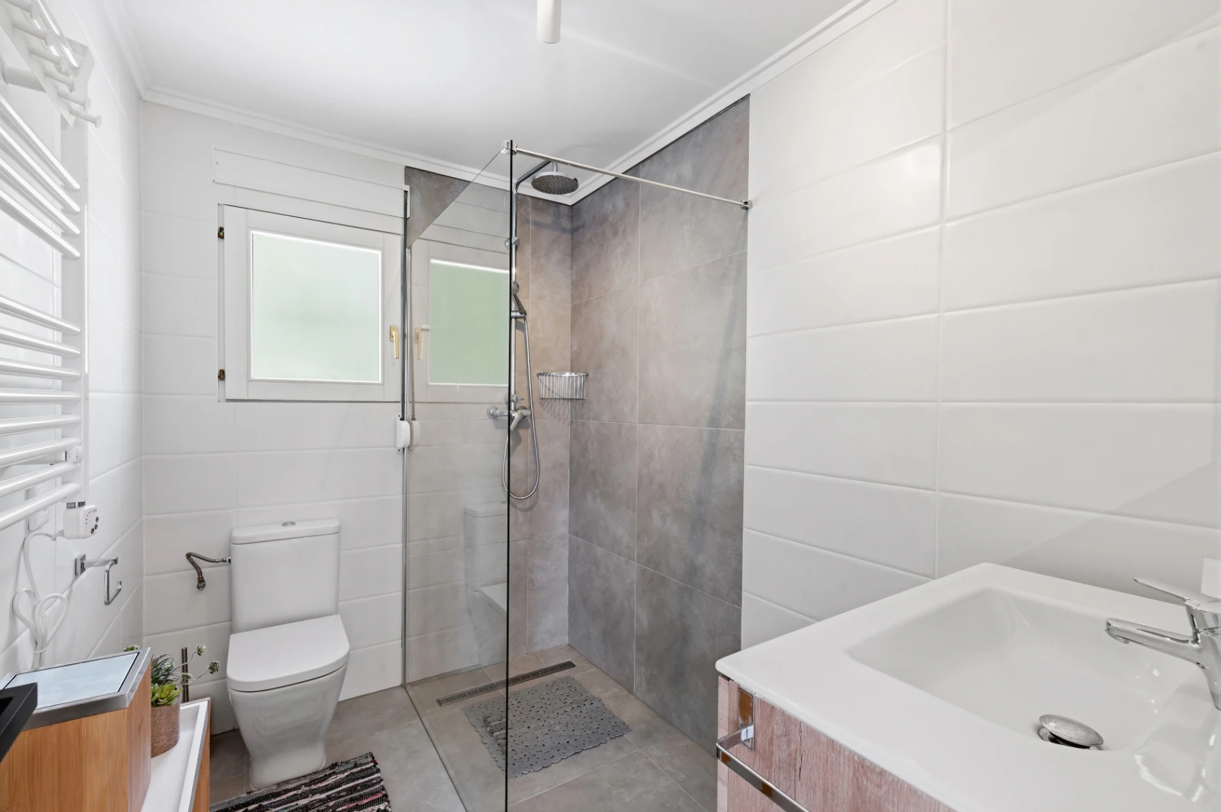 Exclusiva, moderna y completamente renovada villa con vistas panorámicas al mar en venta en Moraira – ubicación privilegiada cercana al centro y la playa.