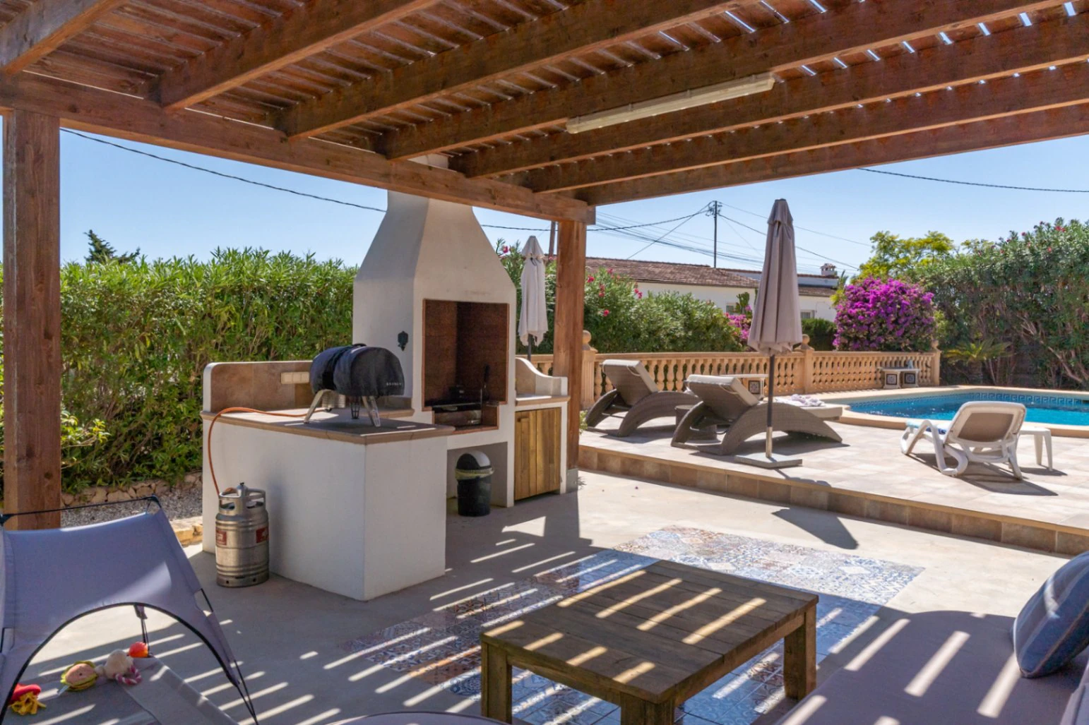 Magnifique villa avec piscine privée sur un terrain plat, avec vue sur la mer et un espace extérieur parfait pour profiter du mode de vie espagnol.