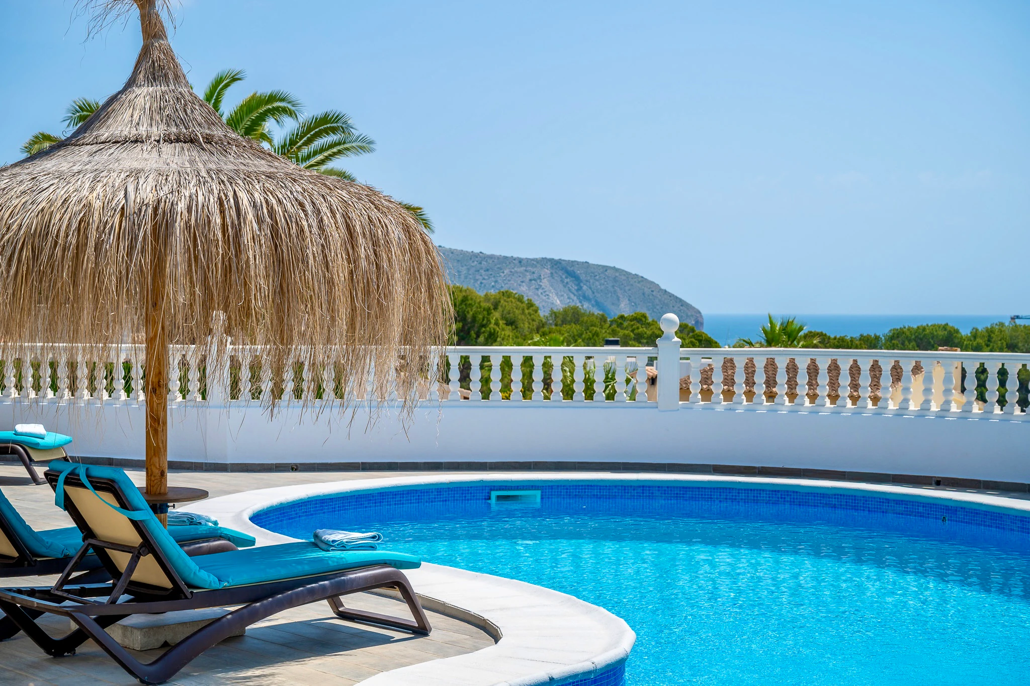 Exclusiva, moderna y completamente renovada villa con vistas panorámicas al mar en venta en Moraira – ubicación privilegiada cercana al centro y la playa.
