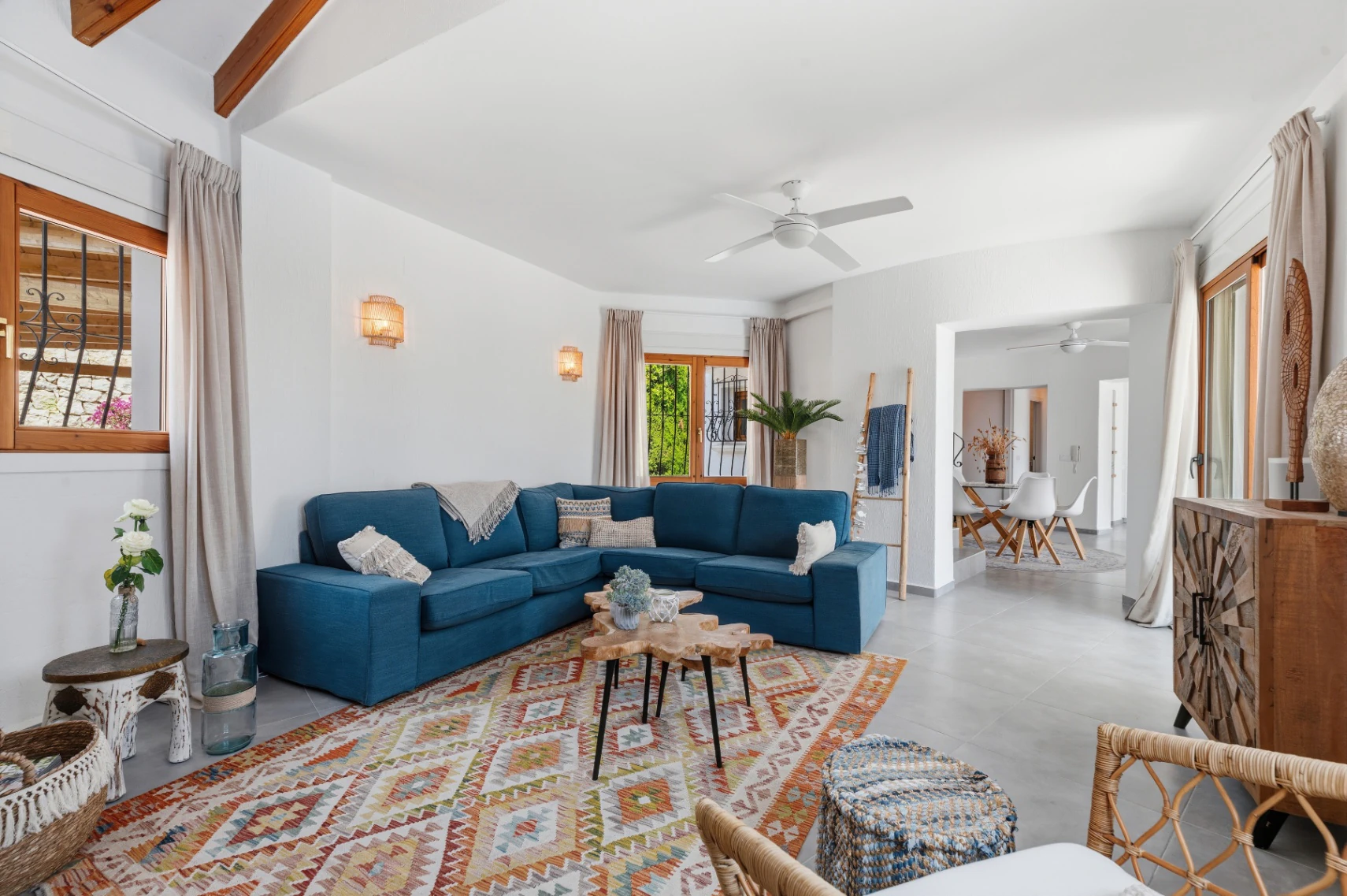 Exclusiva, moderna y completamente renovada villa con vistas panorámicas al mar en venta en Moraira – ubicación privilegiada cercana al centro y la playa.