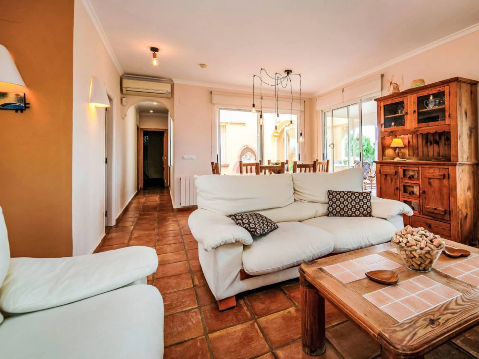 Chalet en venta de 4 dormitorios y piscina en Benissa, Alicante