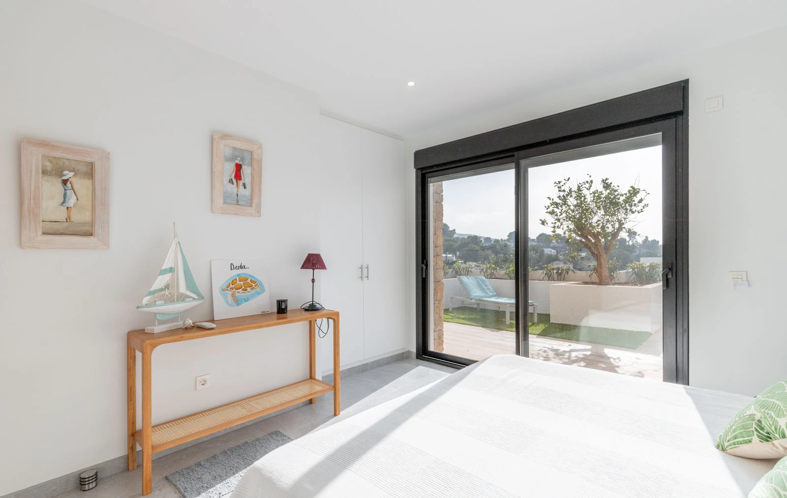 LUXE VILLA MET ZEEUITZICHT EN 2 APARTE APPARTEMENTEN - IDEAL ALS HUURINVESTERING IN MORAIRA