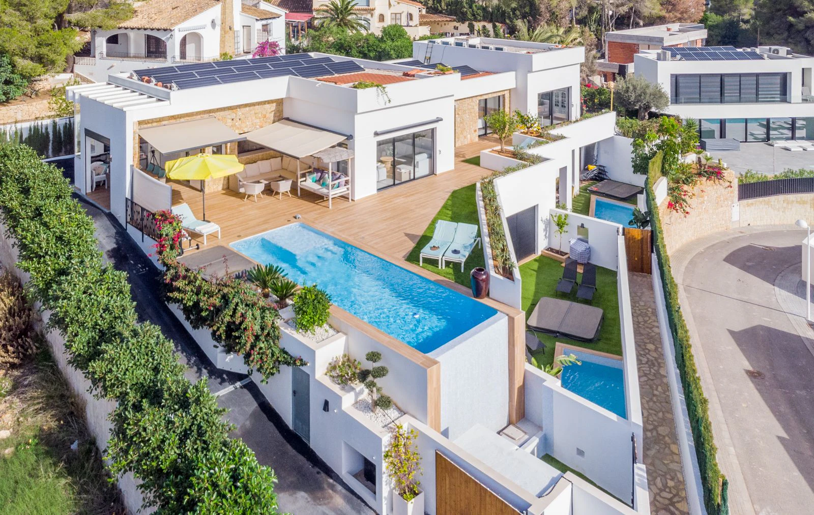 VILLA DE LUJO CON VISTAS AL MAR Y 2 APARTAMENTOS SEPARADOS &ndash; IDEAL COMO INVERSION DE ALQUILER EN MORAIRA