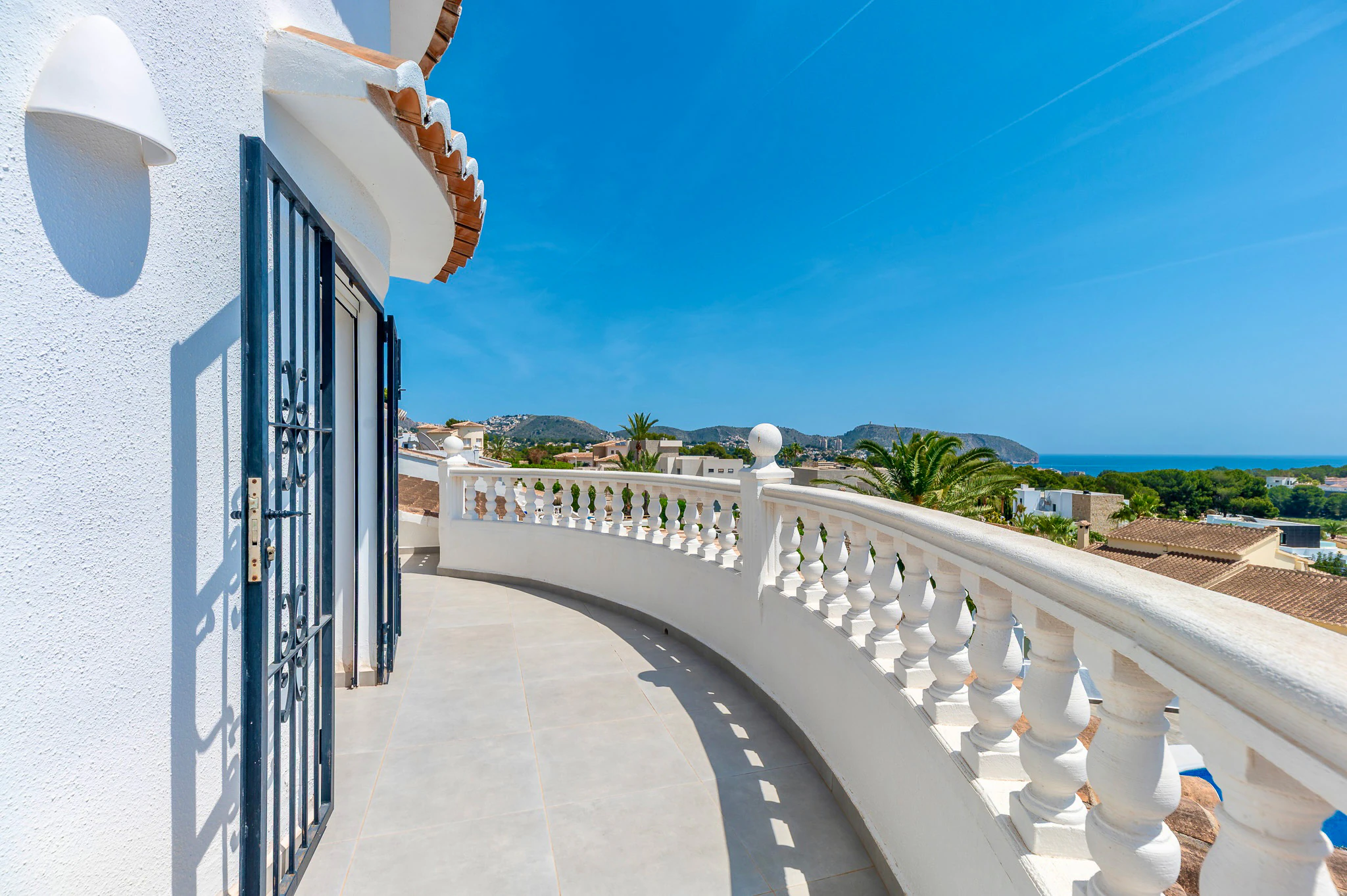 Exclusiva, moderna y completamente renovada villa con vistas panorámicas al mar en venta en Moraira – ubicación privilegiada cercana al centro y la playa.