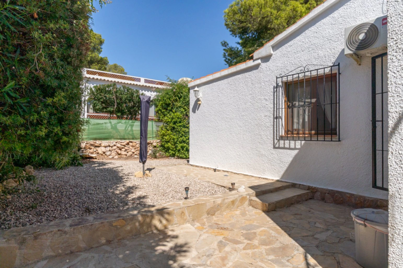 Magnifique villa avec piscine privée sur un terrain plat, avec vue sur la mer et un espace extérieur parfait pour profiter du mode de vie espagnol.