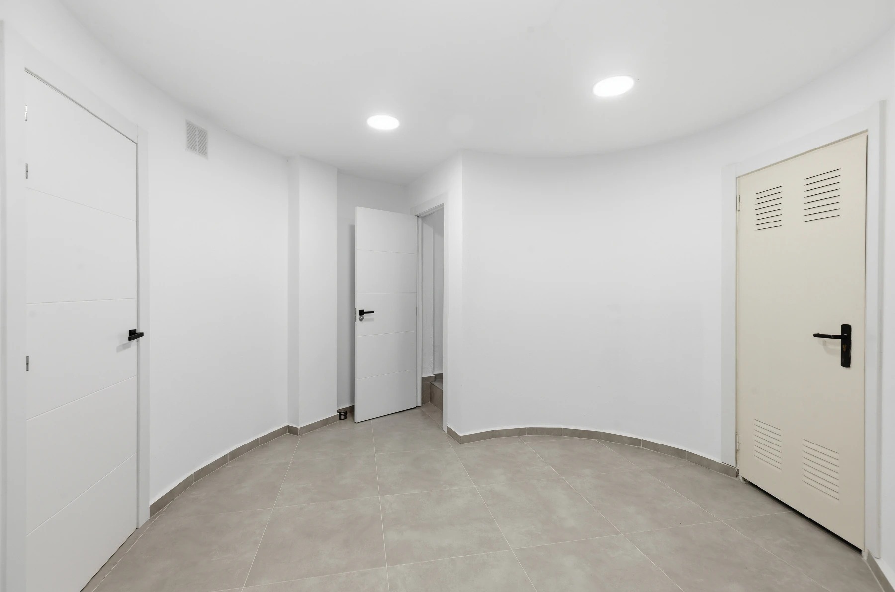 Exclusiva, moderna y completamente renovada villa con vistas panorámicas al mar en venta en Moraira – ubicación privilegiada cercana al centro y la playa.