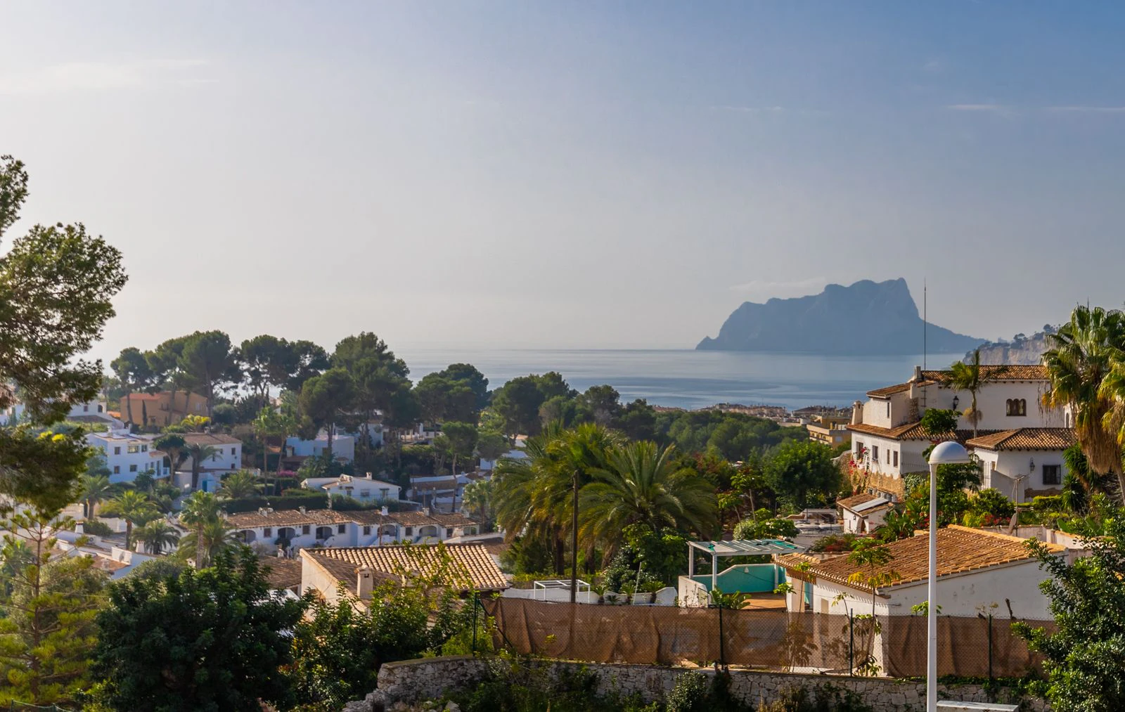 LUXE VILLA MET ZEEUITZICHT EN 2 APARTE APPARTEMENTEN - IDEAL ALS HUURINVESTERING IN MORAIRA