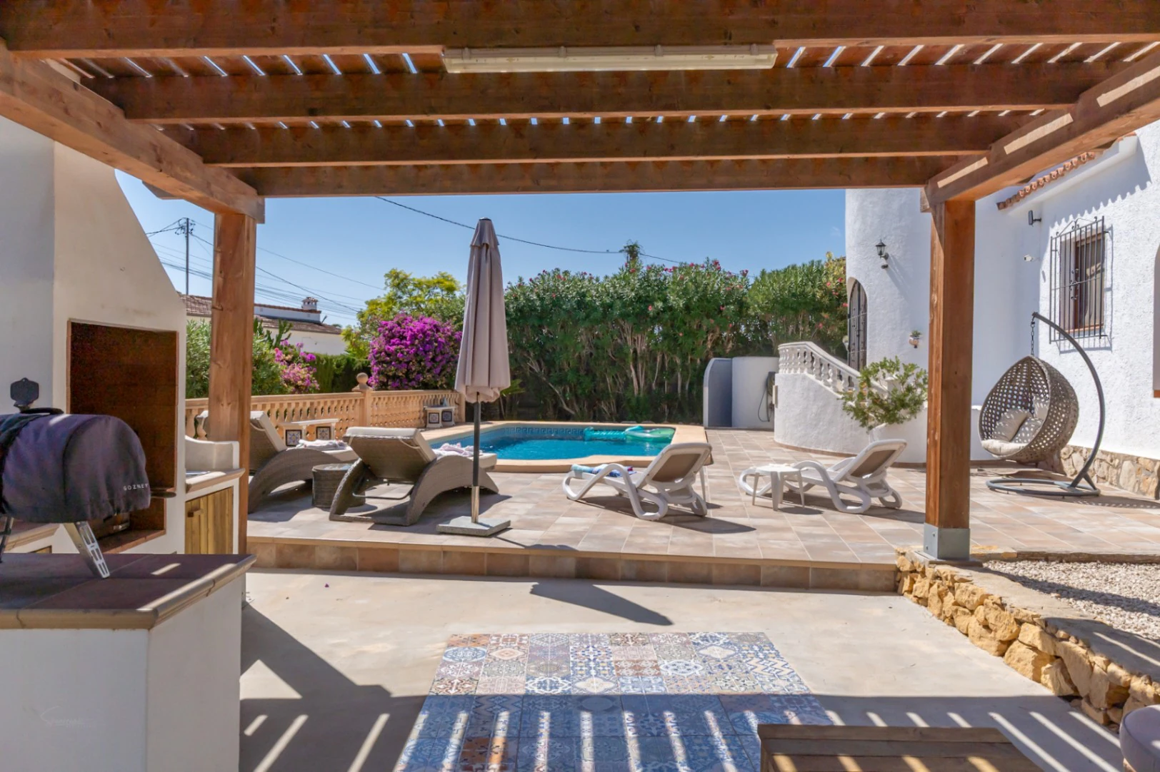 Magnifique villa avec piscine privée sur un terrain plat, avec vue sur la mer et un espace extérieur parfait pour profiter du mode de vie espagnol.