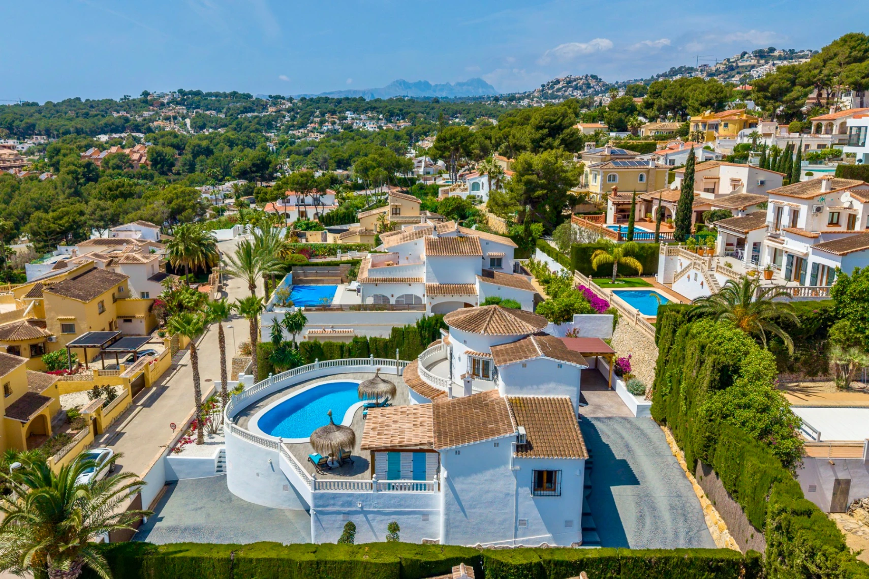 Exclusiva, moderna y completamente renovada villa con vistas panorámicas al mar en venta en Moraira – ubicación privilegiada cercana al centro y la playa.