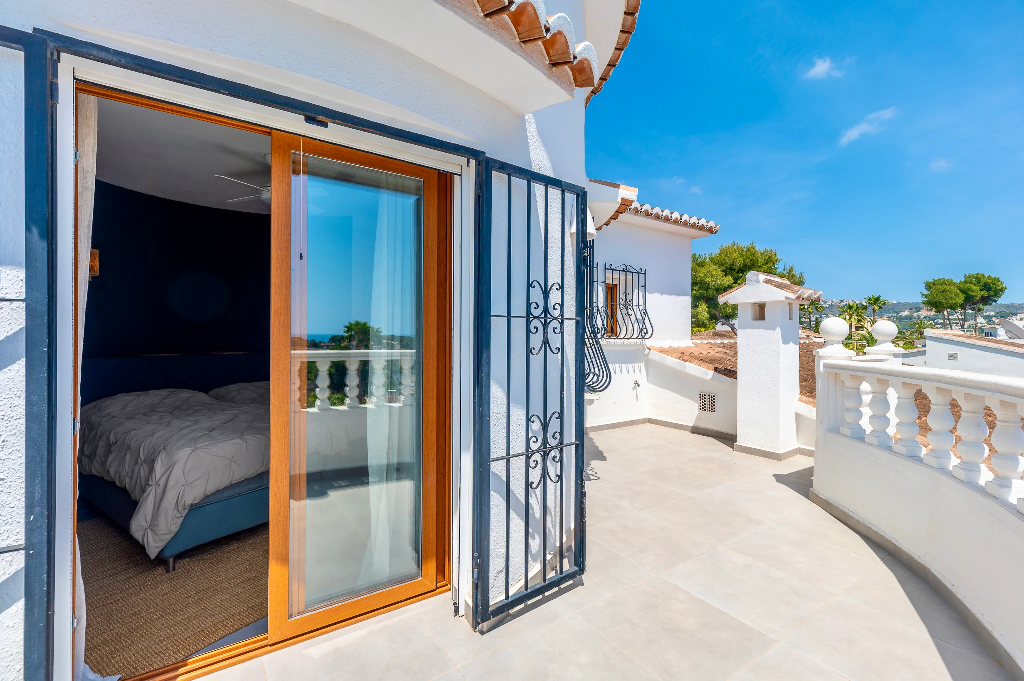 Exclusiva, moderna y completamente renovada villa con vistas panorámicas al mar en venta en Moraira – ubicación privilegiada cercana al centro y la playa.