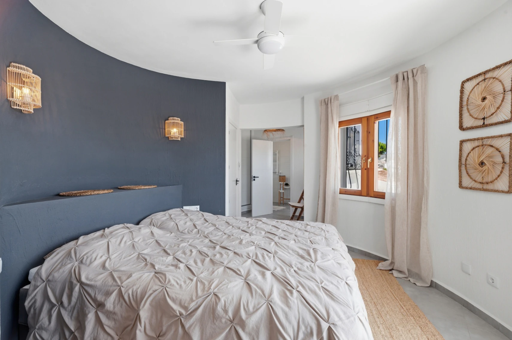 Exclusiva, moderna y completamente renovada villa con vistas panorámicas al mar en venta en Moraira – ubicación privilegiada cercana al centro y la playa.