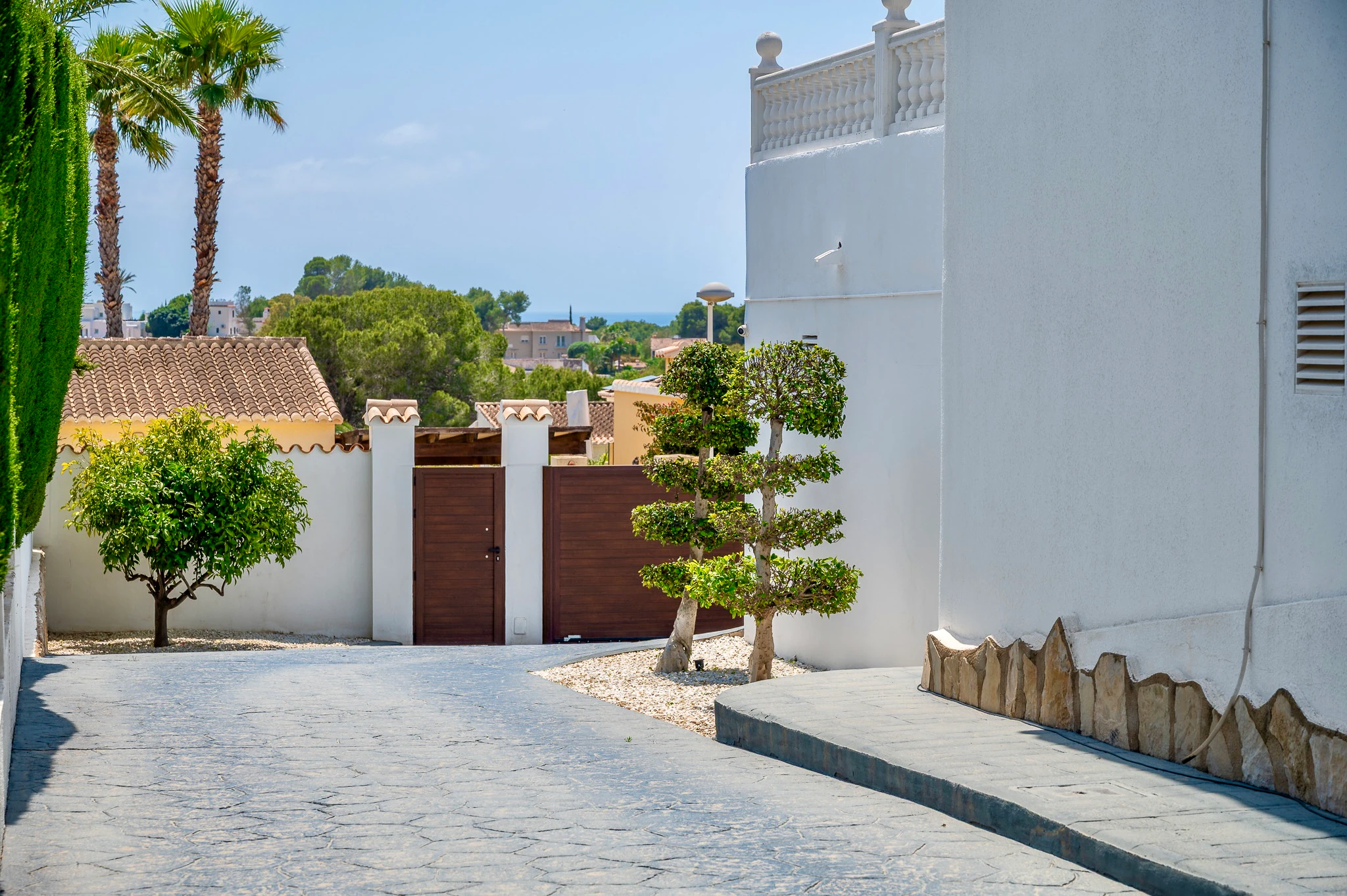 Exclusiva, moderna y completamente renovada villa con vistas panorámicas al mar en venta en Moraira – ubicación privilegiada cercana al centro y la playa.