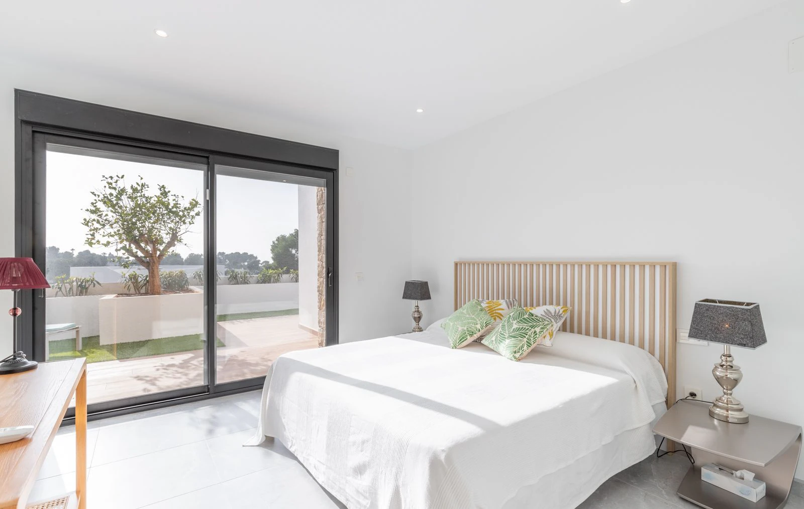 LUXE VILLA MET ZEEUITZICHT EN 2 APARTE APPARTEMENTEN - IDEAL ALS HUURINVESTERING IN MORAIRA