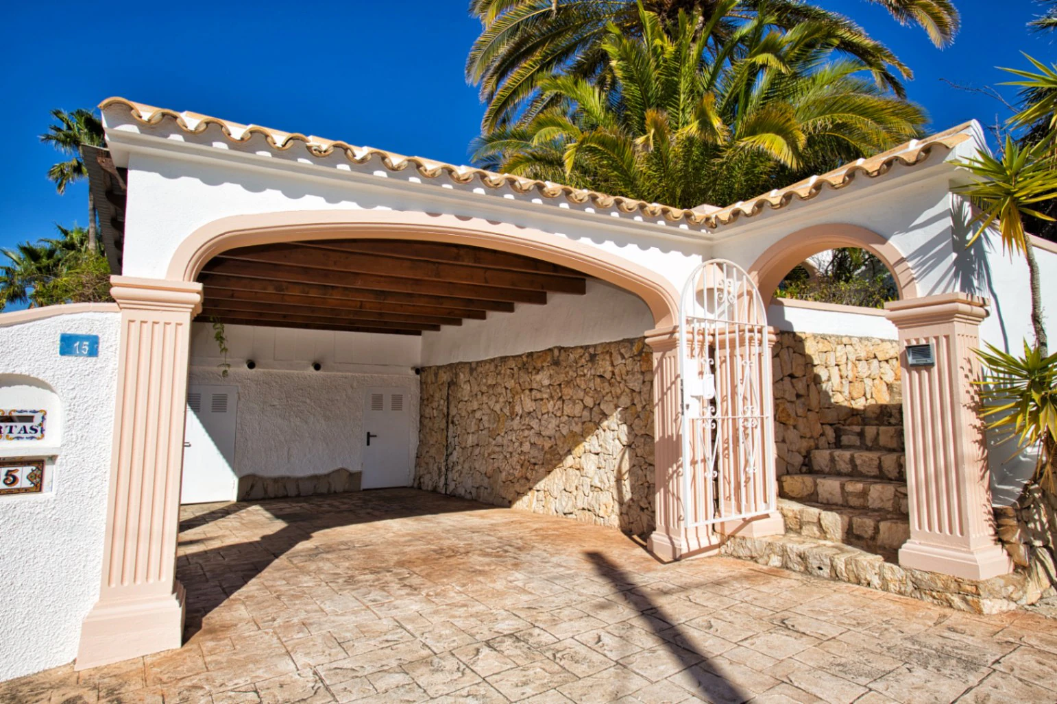 Villa tradicional con vistas al mar en venta en Benissa