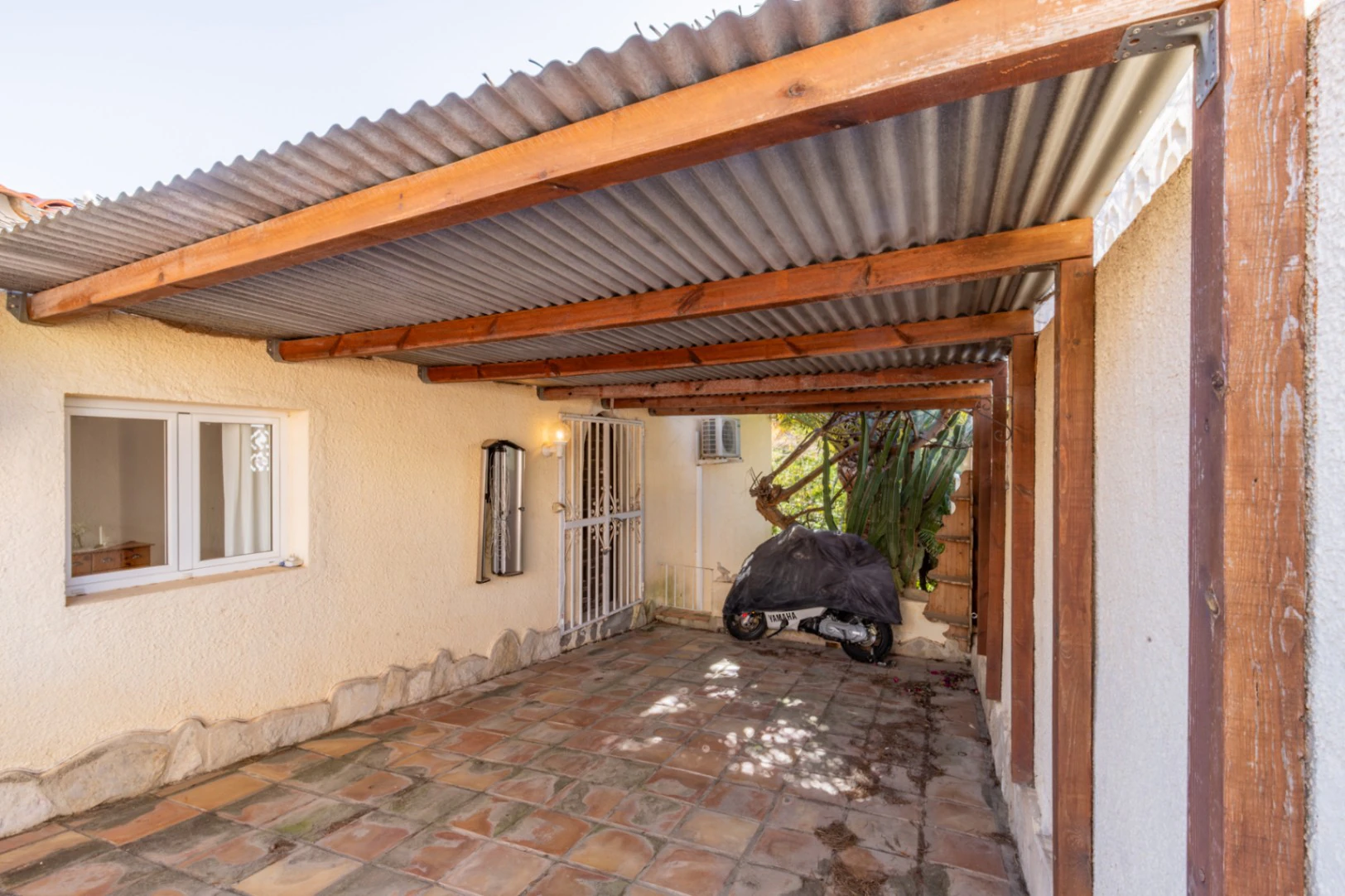 Oportunidad en Moraira: Villa Mediterránea con Apartamento de Invitados, Gran Piscina y Privacidad Total