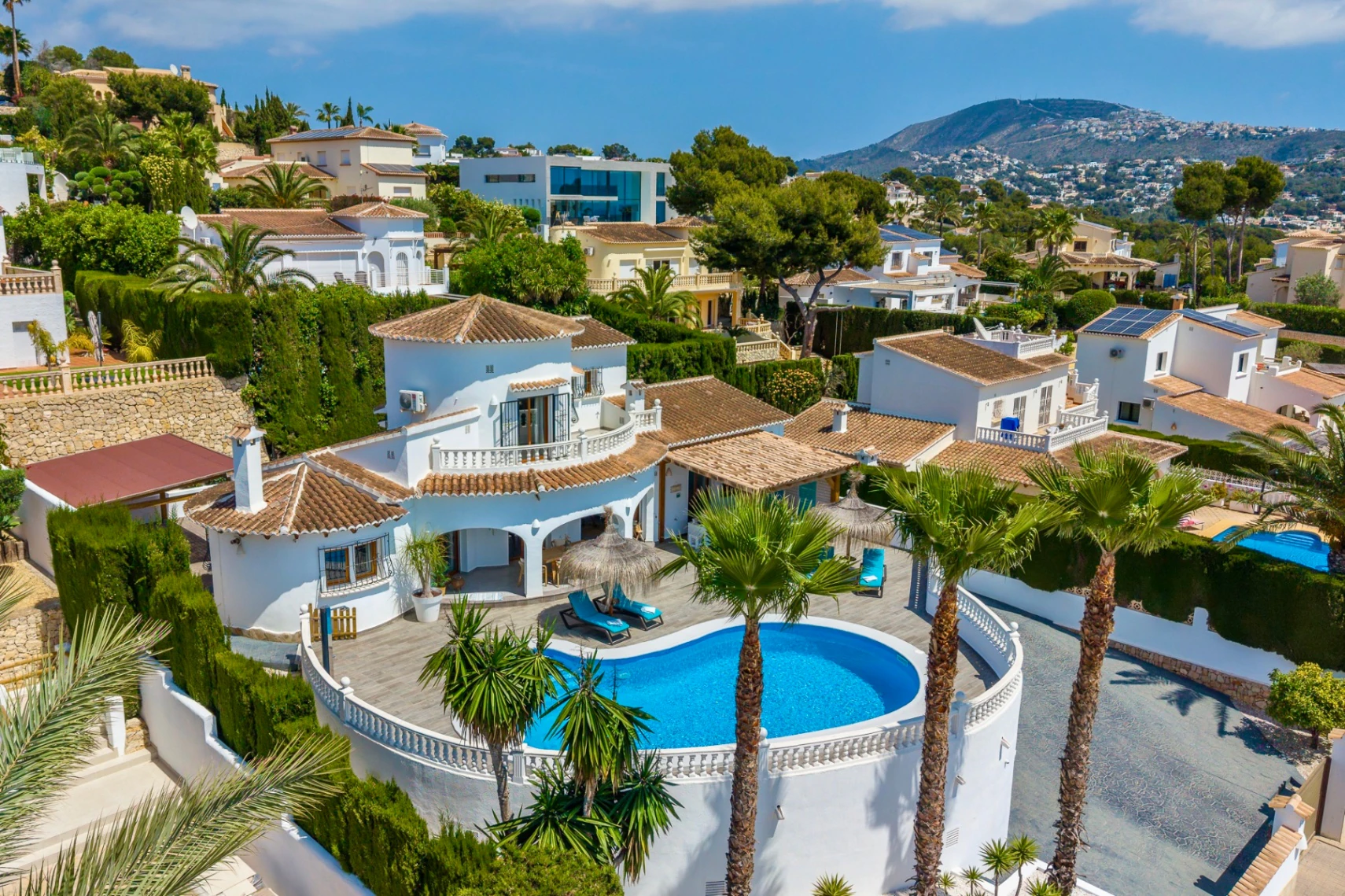 Exclusiva, moderna y completamente renovada villa con vistas panorámicas al mar en venta en Moraira – ubicación privilegiada cercana al centro y la playa.