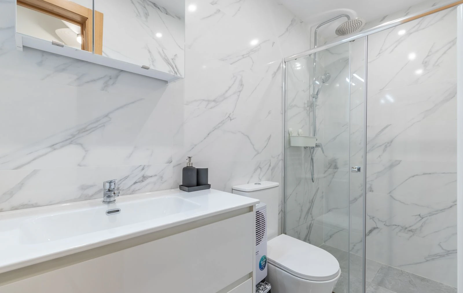 LUXE VILLA MET ZEEUITZICHT EN 2 APARTE APPARTEMENTEN - IDEAL ALS HUURINVESTERING IN MORAIRA